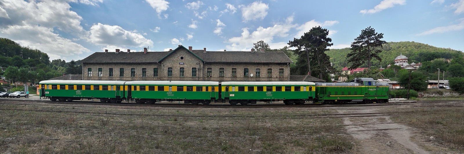 Panoramă cu gara și trenul Oravița–Anina