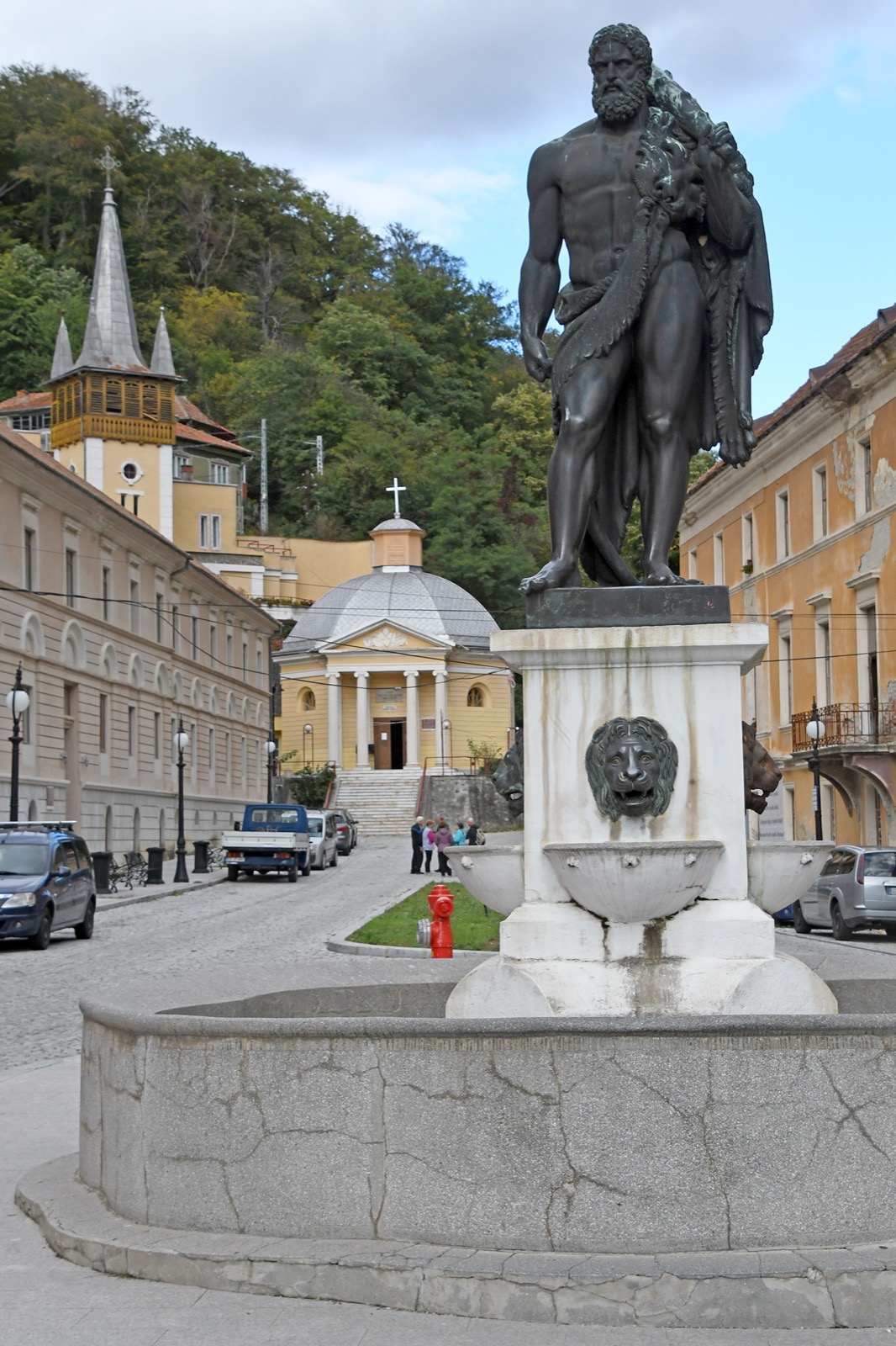 Statuia lui Hercules și fântâna, cu clădirile pieței în fundal