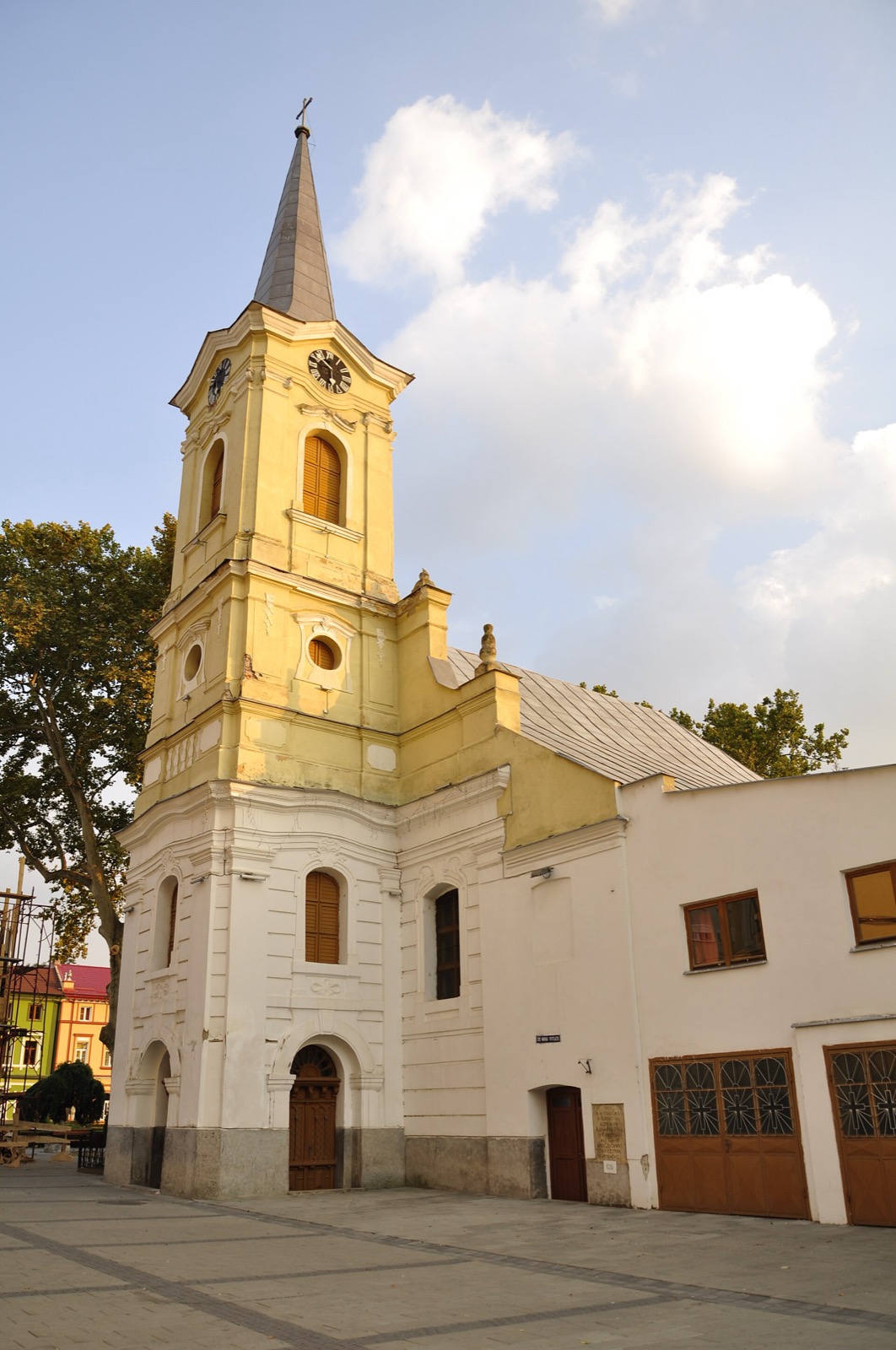 Biserica franciscană văzută din piață