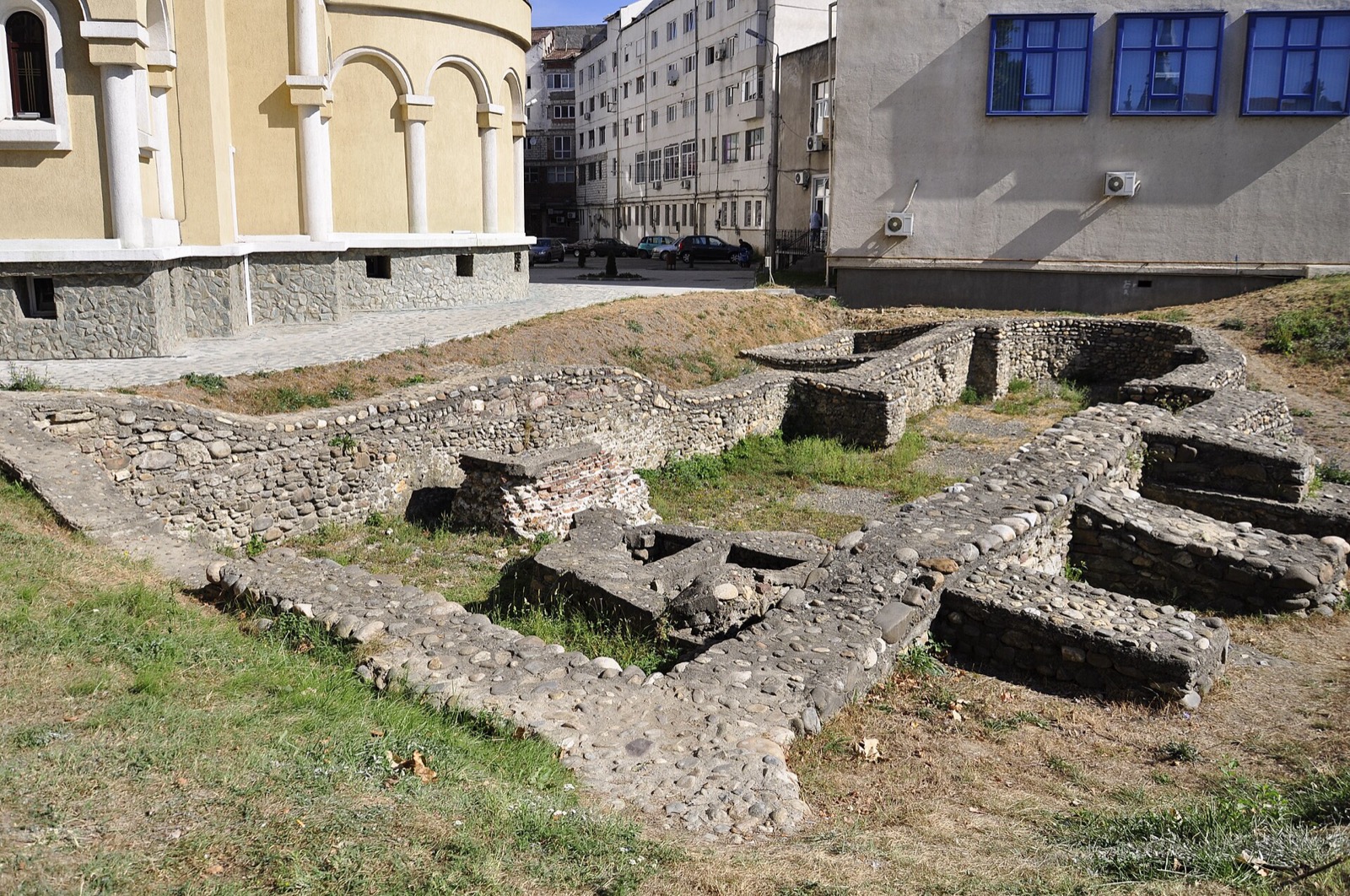 Ruinele bisericii medievale de lângă biserica romano-catolică