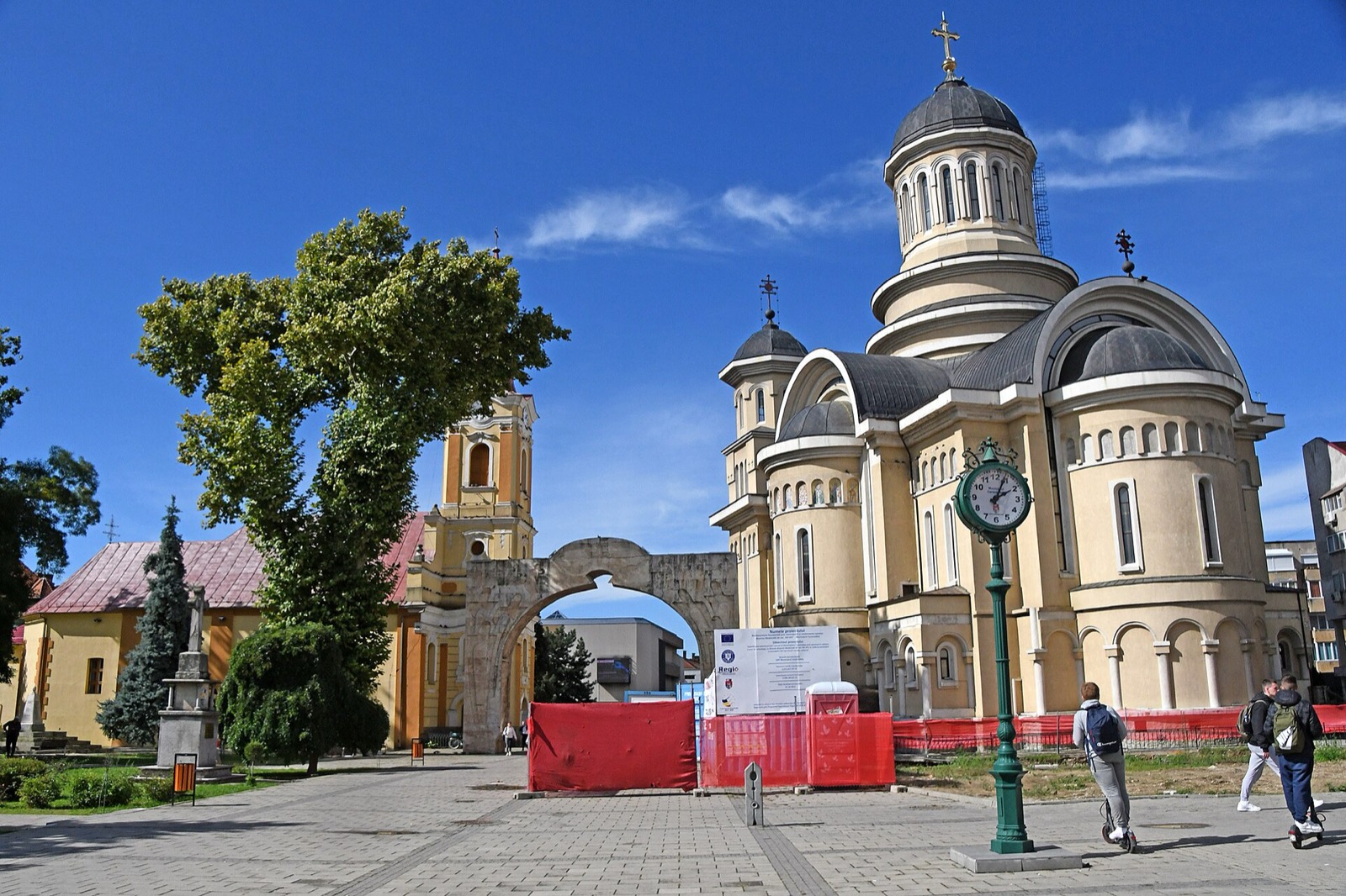 Biserica romano-catolică și catedrala ortodoxă, una lângă alta