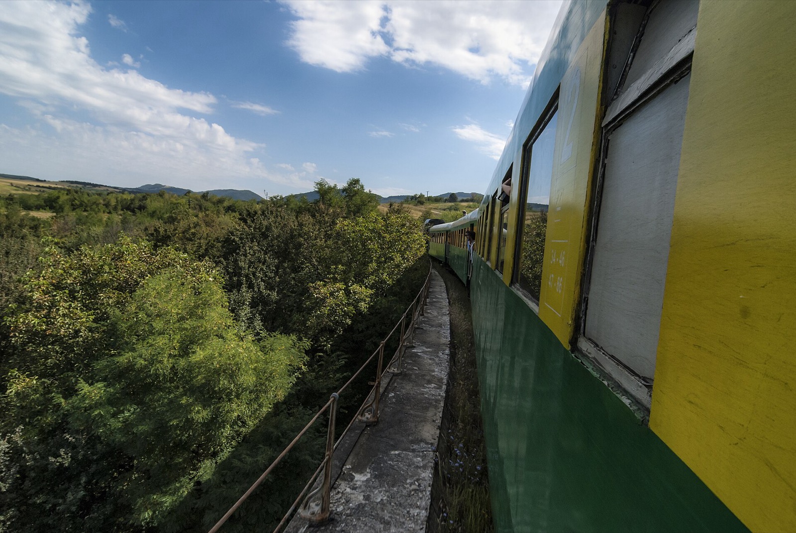 Trenul trecând peste un viaduct pe linia spre Anina