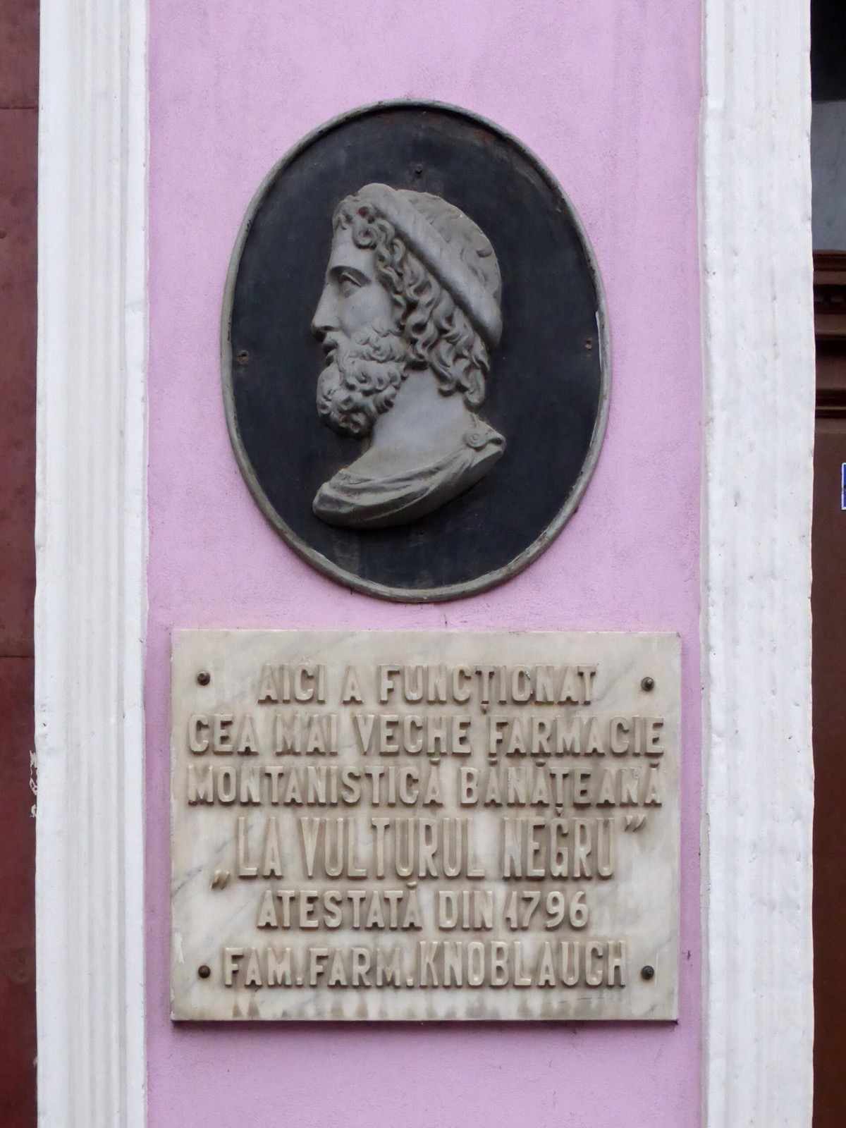 Placa de pe fațadă despre farmacia „La Vulturul Negru”