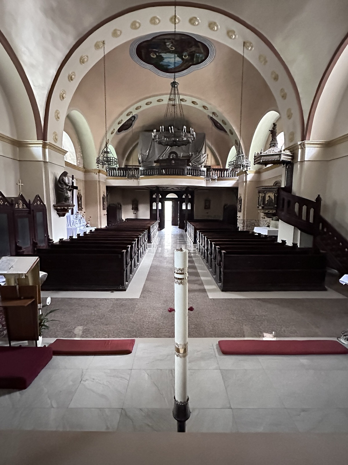 Interiorul bisericii, privit dinspre altar spre intrare